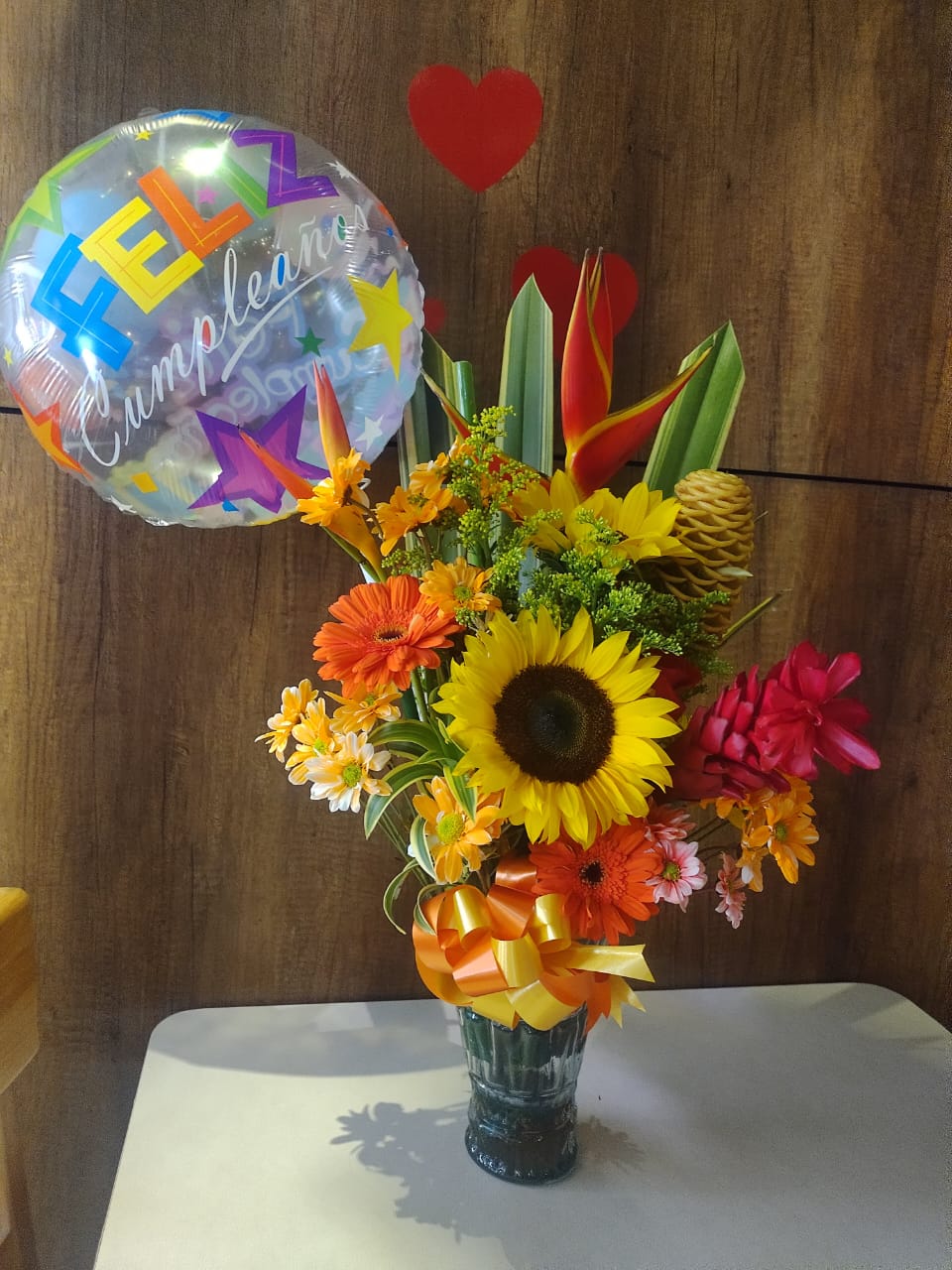 Arreglo Floral Tropical de Cumpleaños con Girasoles y Globo
