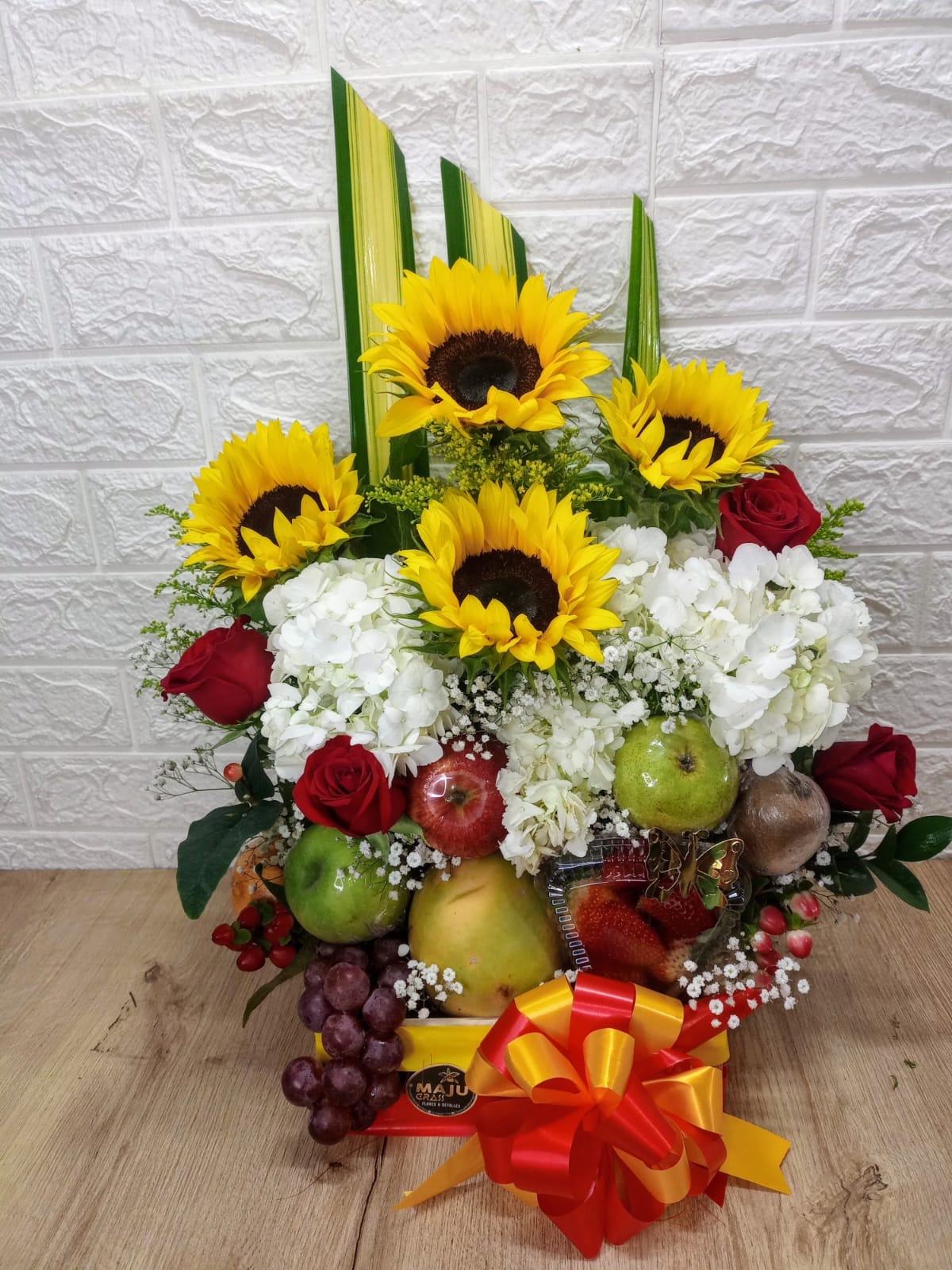 Canasta de Girasoles y Frutas Frescas