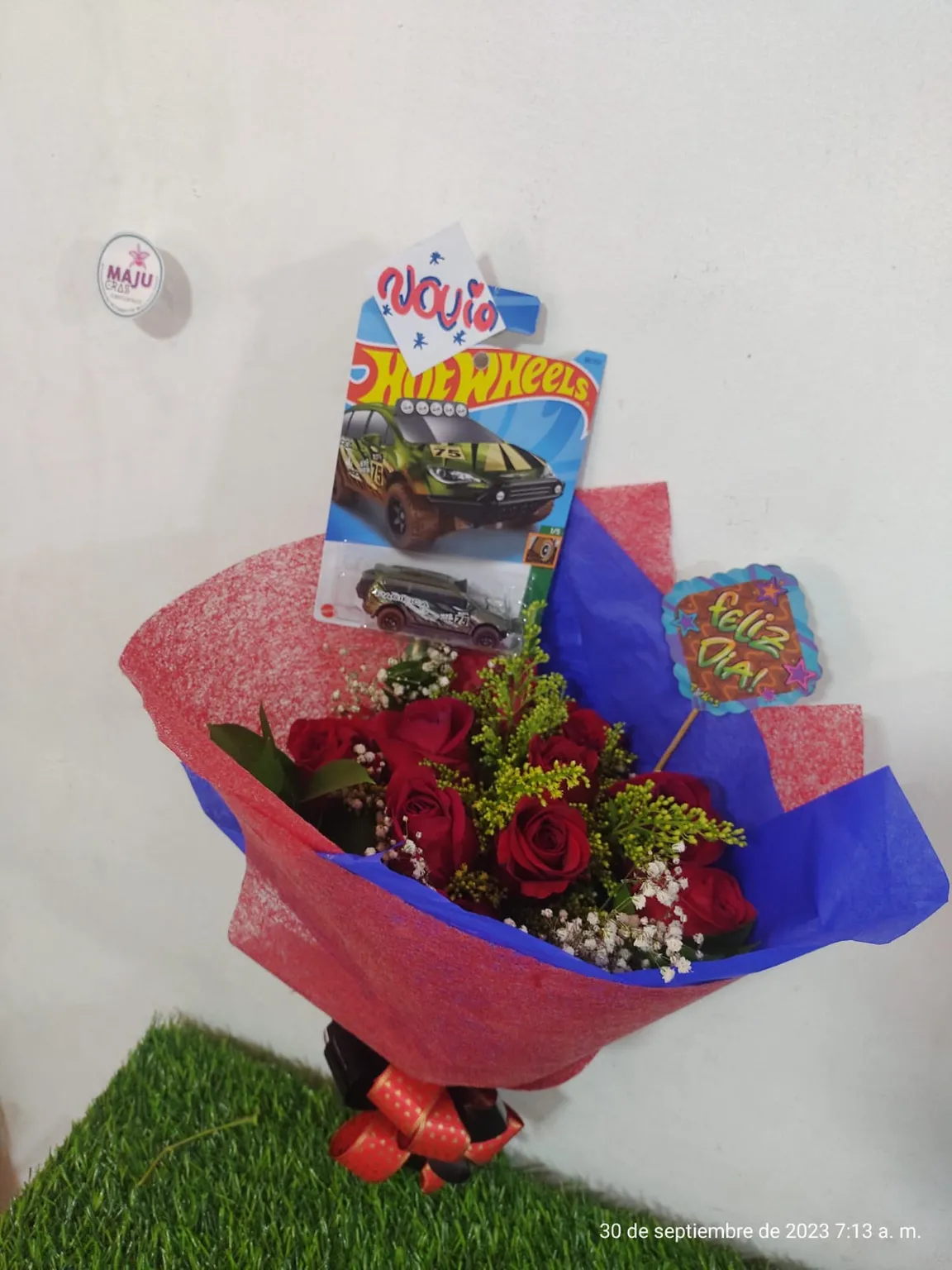 Regalo para Novio: Ramo de Rosas y Coche Hot Wheels