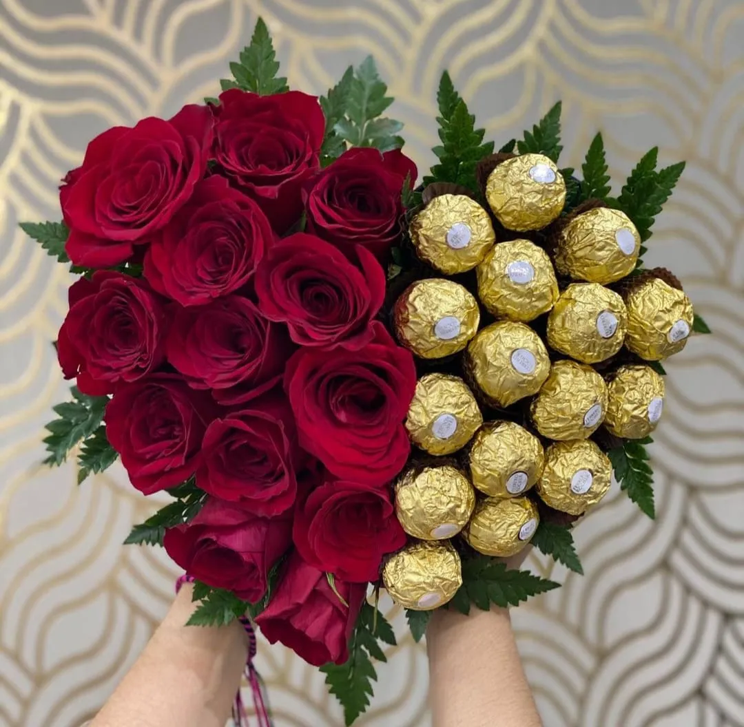 Arreglo Corazón Rosas