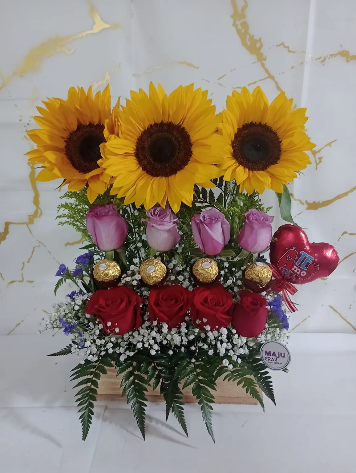 Arreglo Floral 'Sol y Amor' con Girasoles, Rosas y Chocolates