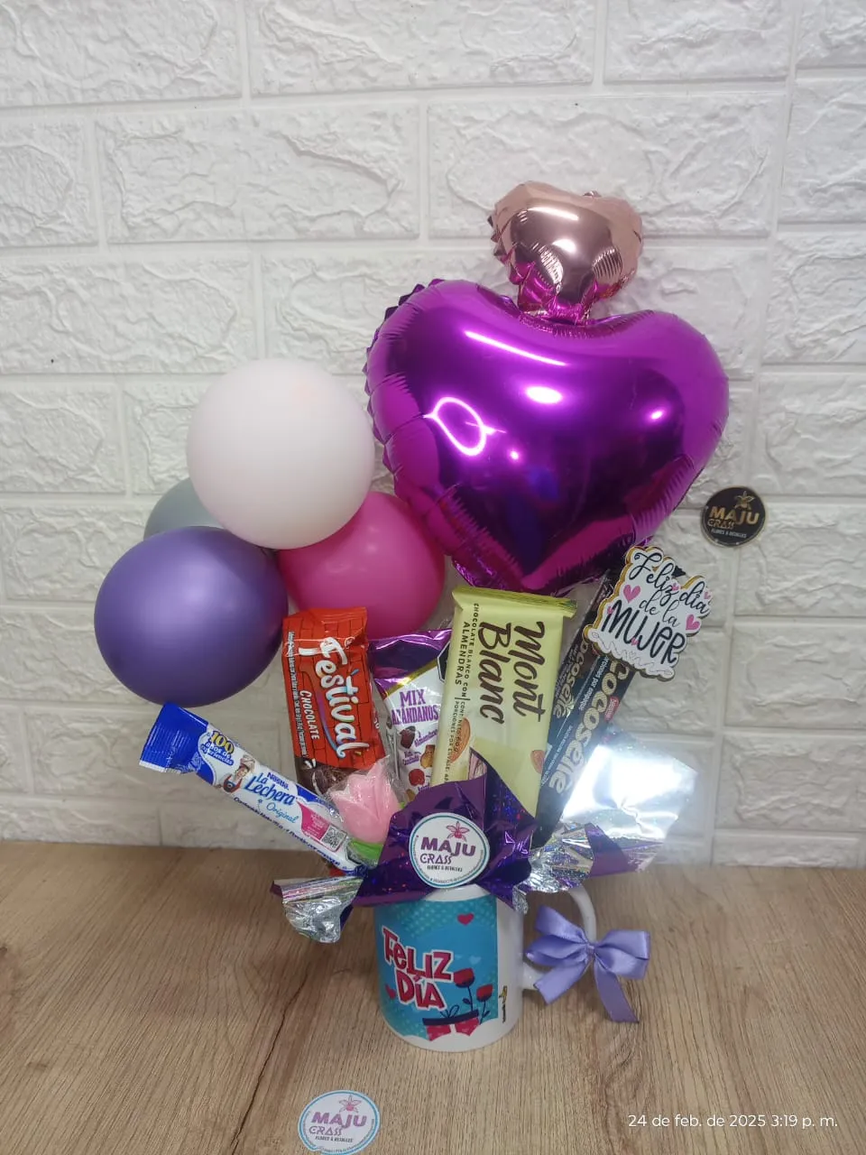 Arreglo Regalo 'Feliz Día de la Mujer' con Taza y Chocolates