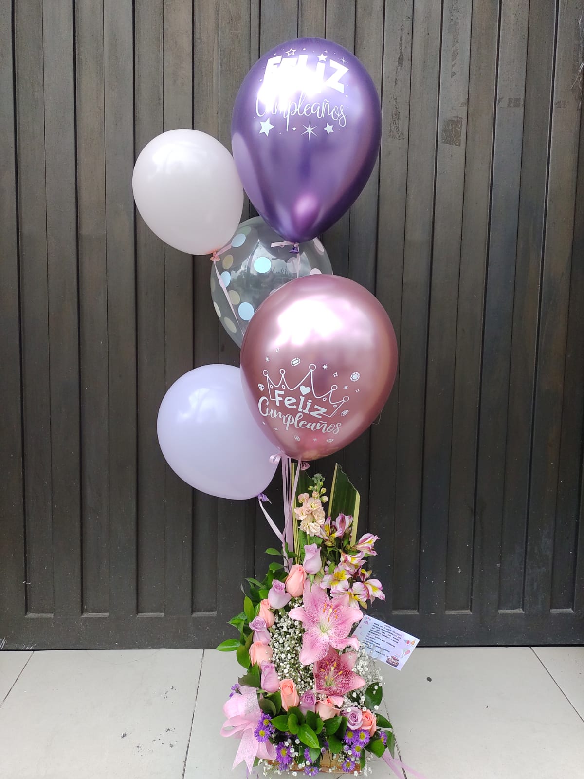 Arreglo Floral y Globos Feliz Cumpleaños
