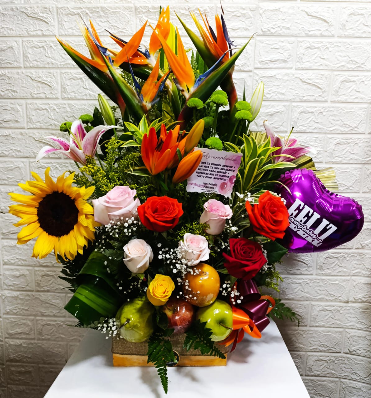 Arreglo Floral y Frutal Cumpleaños Exótico
