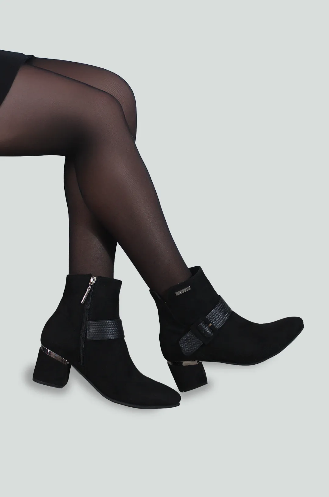 Botines Negros de Estilo Casual con Hebilla Texturizada