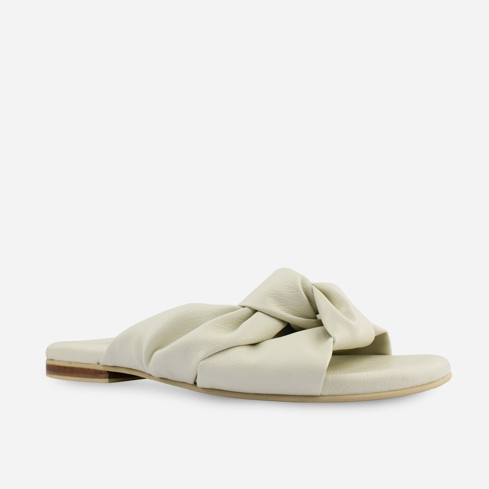 Sandalia Plana Nudo Crema