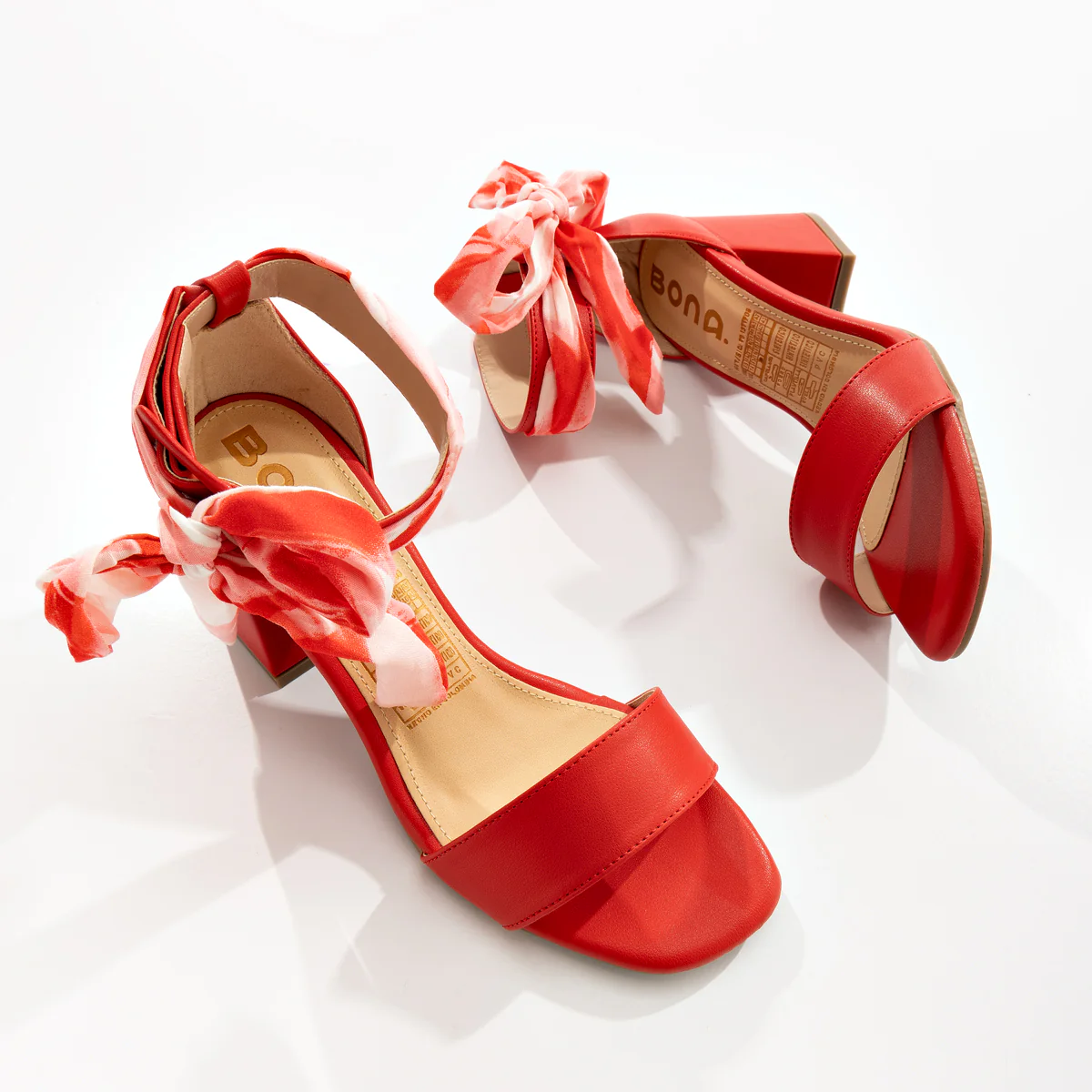 Tacones Rojas con Lazos Estampados