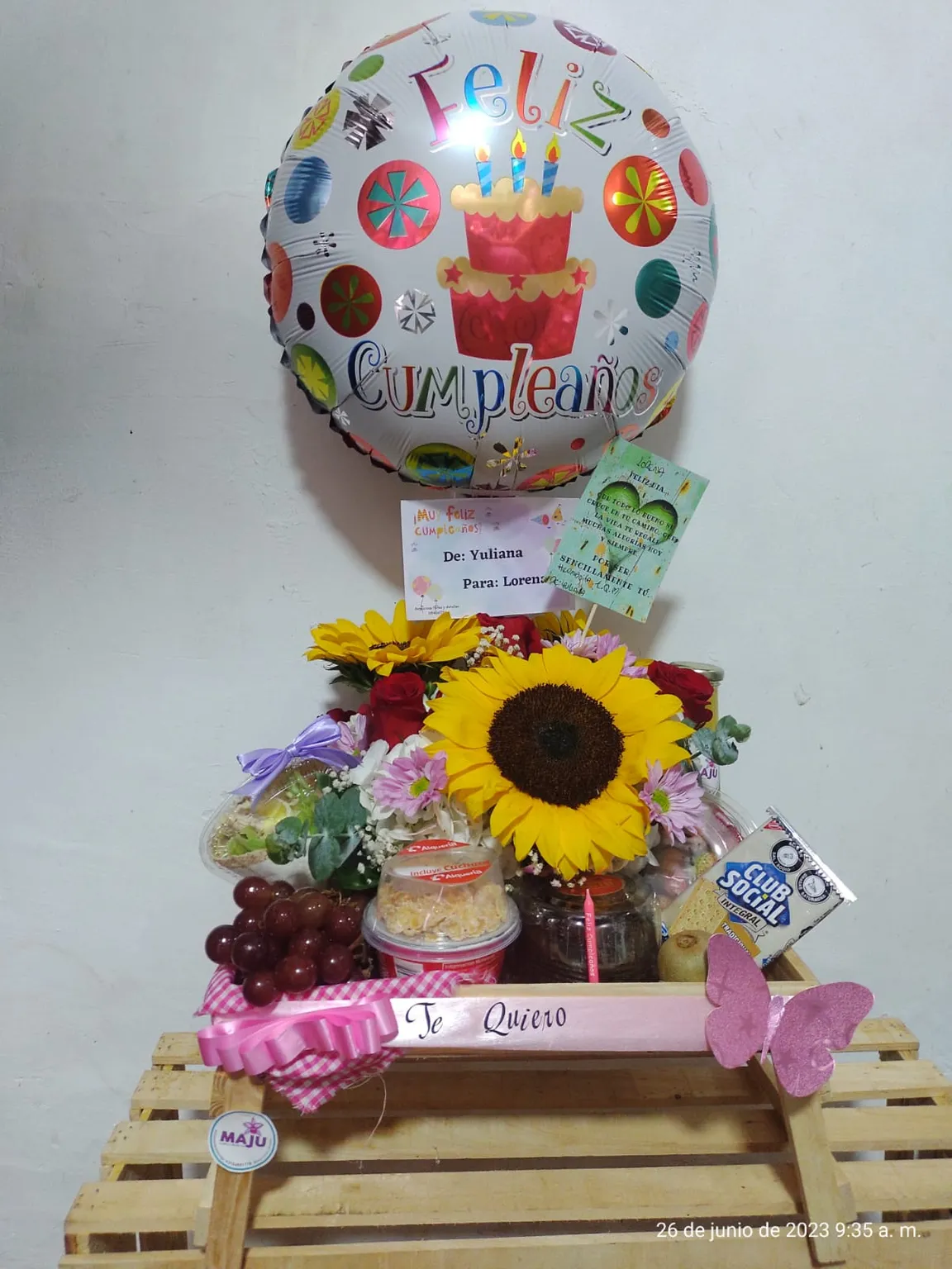 Canasta Desayuno de Cumpleaños con Girasoles y Dulces