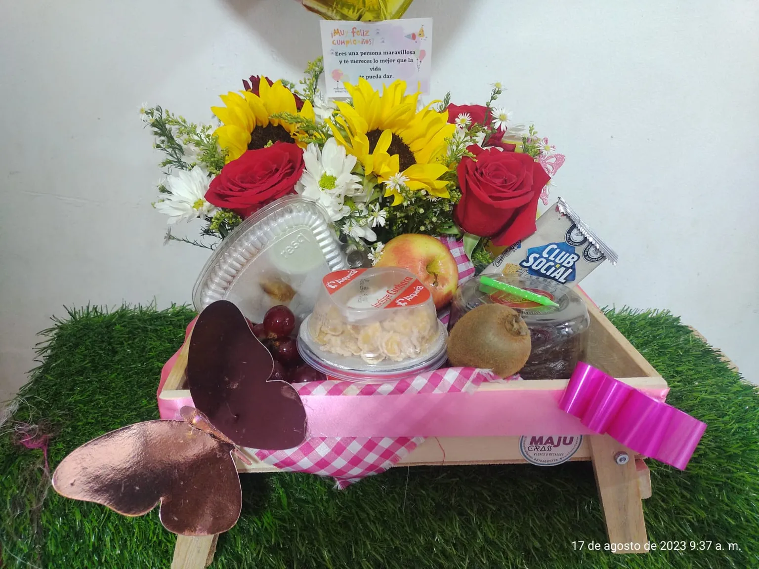 Canasta Desayuno de Cumpleaños con Girasoles y Dulces