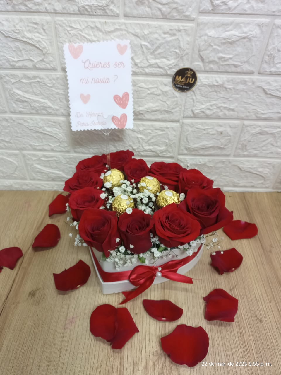 Caja corazon rosas con cora