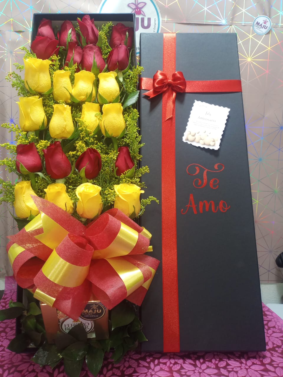 Caja de Rosas y Detalles 'Te Amo'