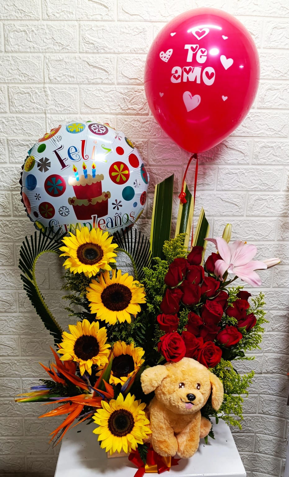 Arreglo Floral Celebración Especial con Peluche