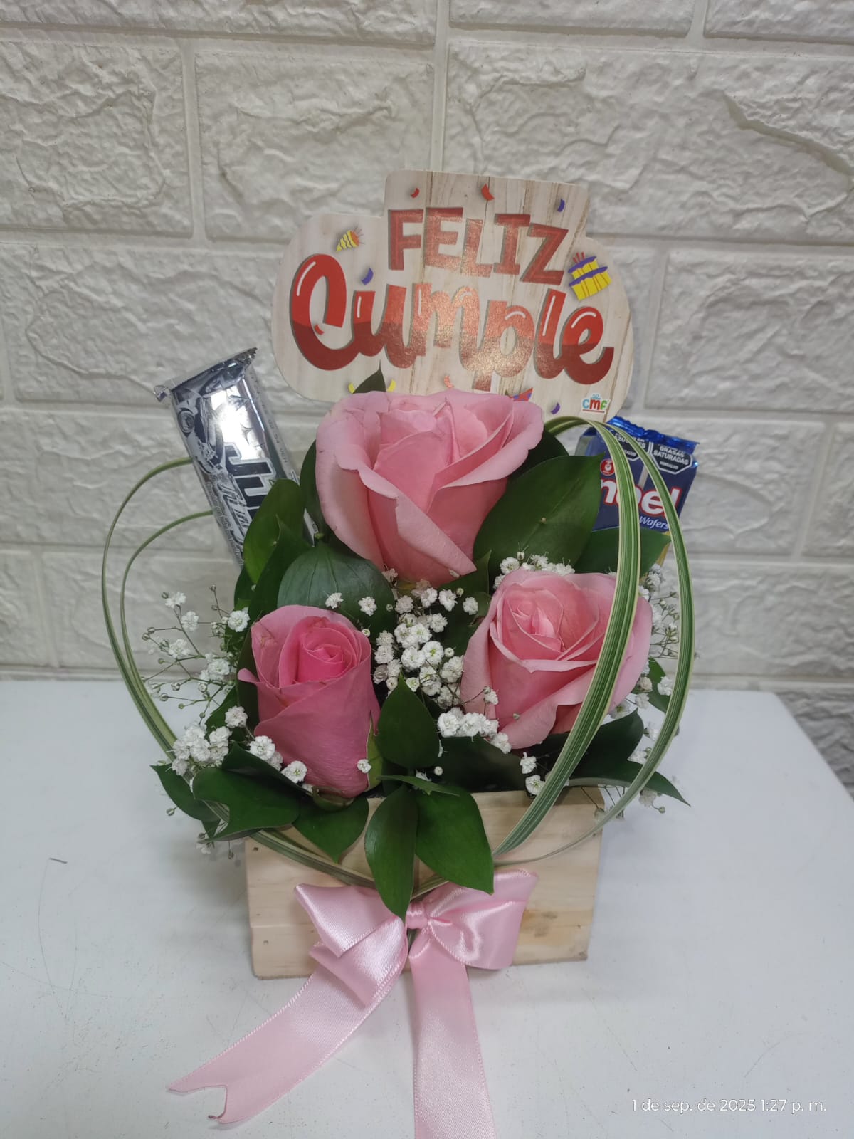 Arreglo Floral 'Feliz Cumple' con Rosas y Dulces