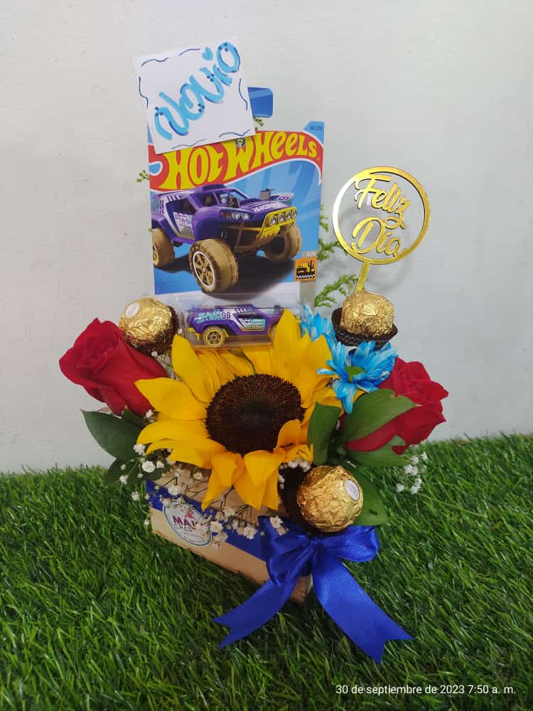 Arreglo Floral y  Hot Wheels 
