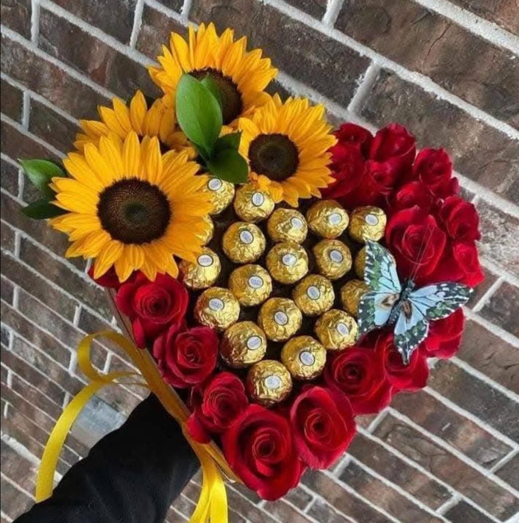 Corazón Floral con Girasoles, Rosas y Ferrero Rocher