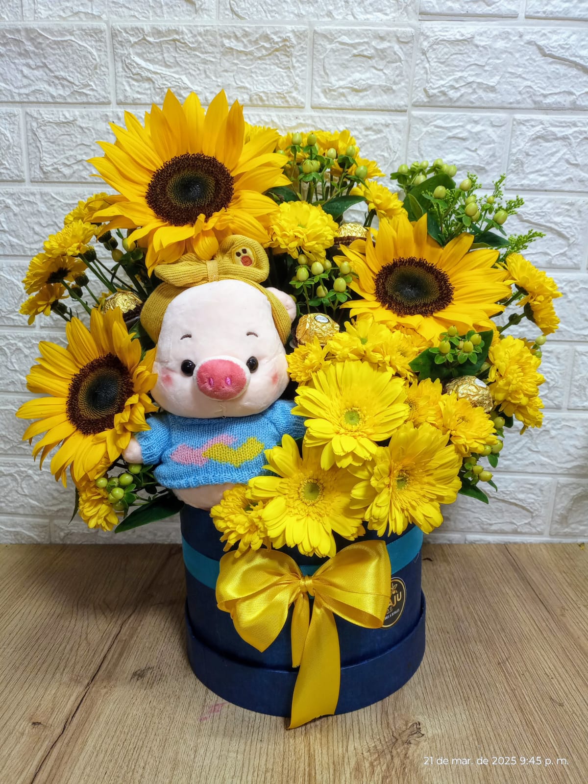 Arreglo Floral Alegría: Girasoles, Cerdo y Chocolates