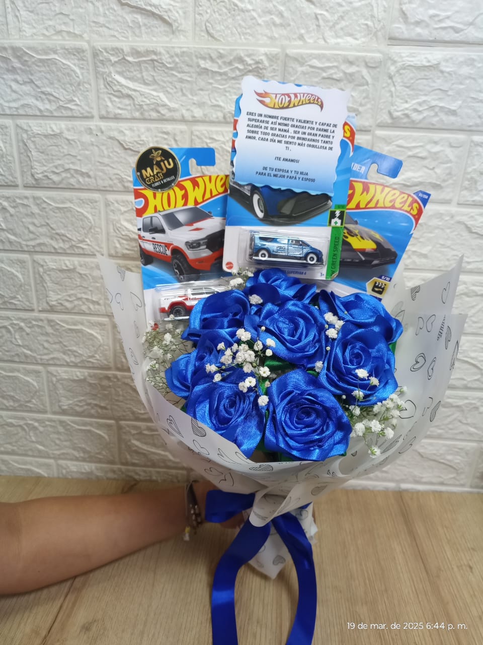 Ramo Rosas Azules y Hot Wheels