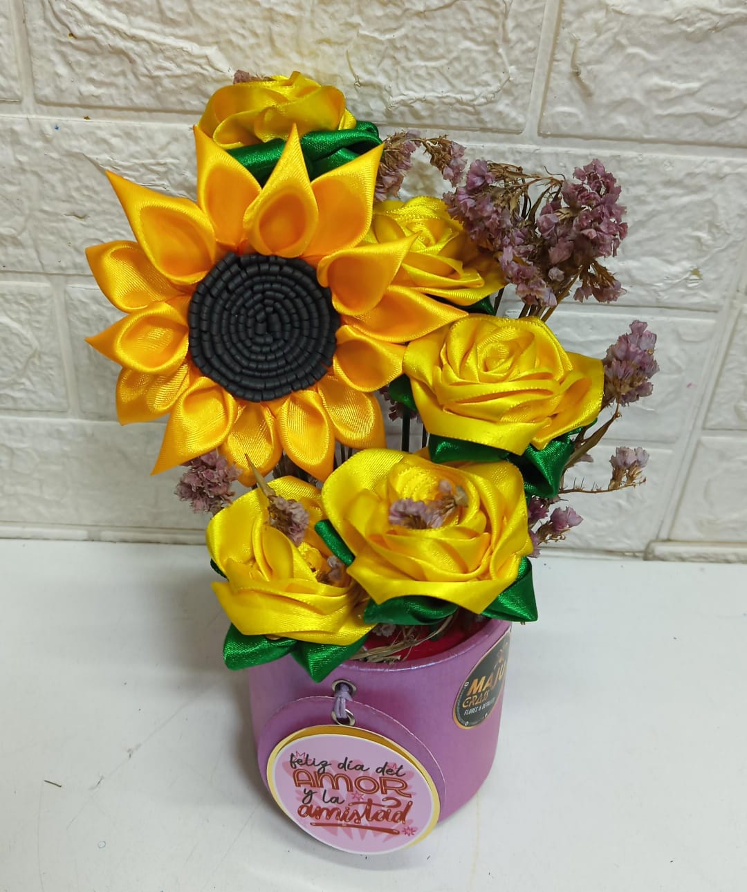 Arreglo Floral de Cintas Girasol y Rosas