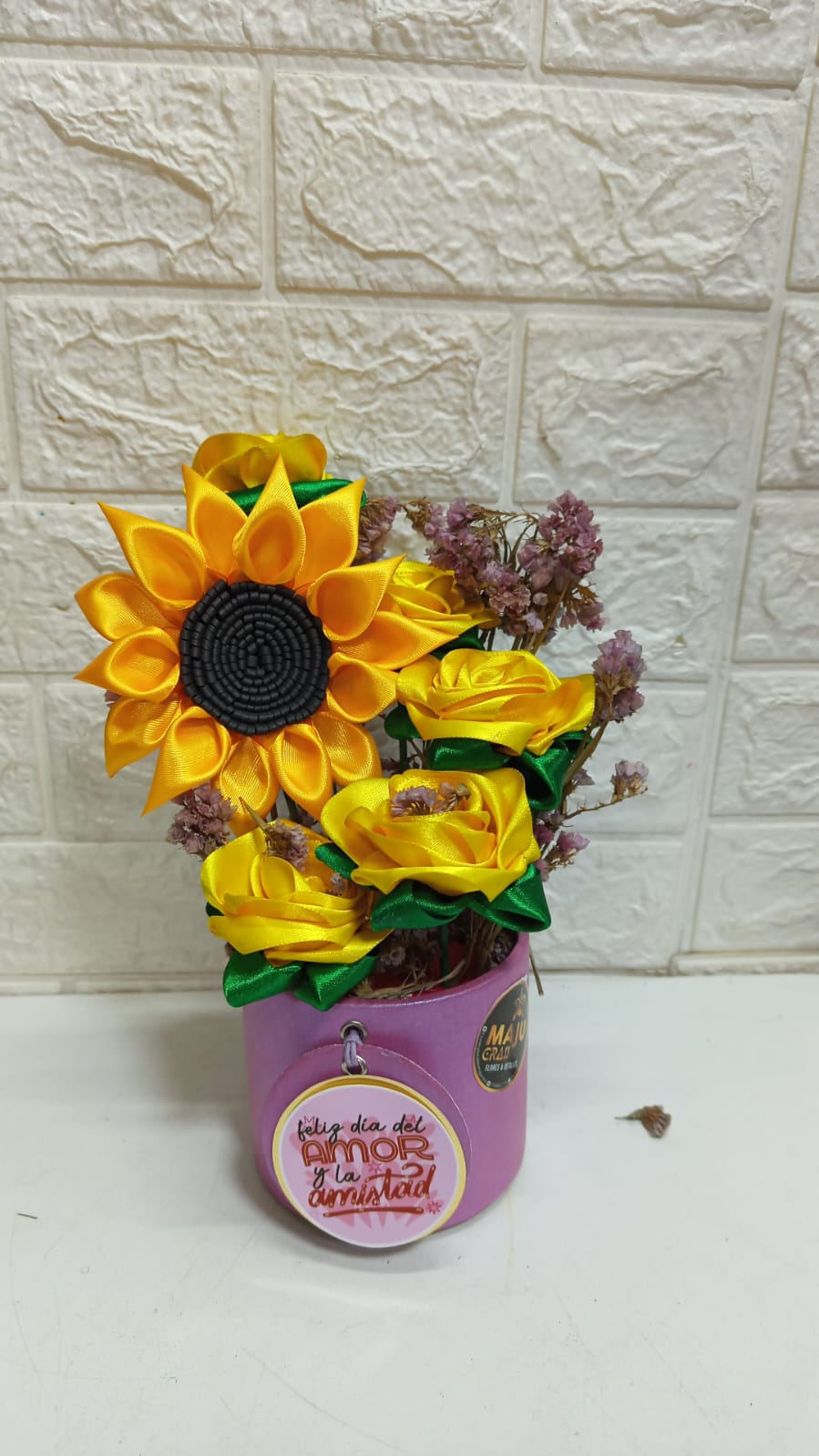 Arreglo Floral de Cintas Girasol y Rosas