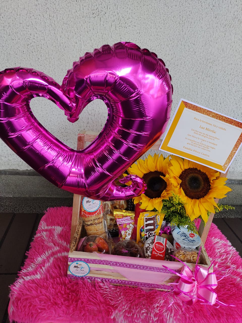 Cesta de Regalo Corazón y Girasoles