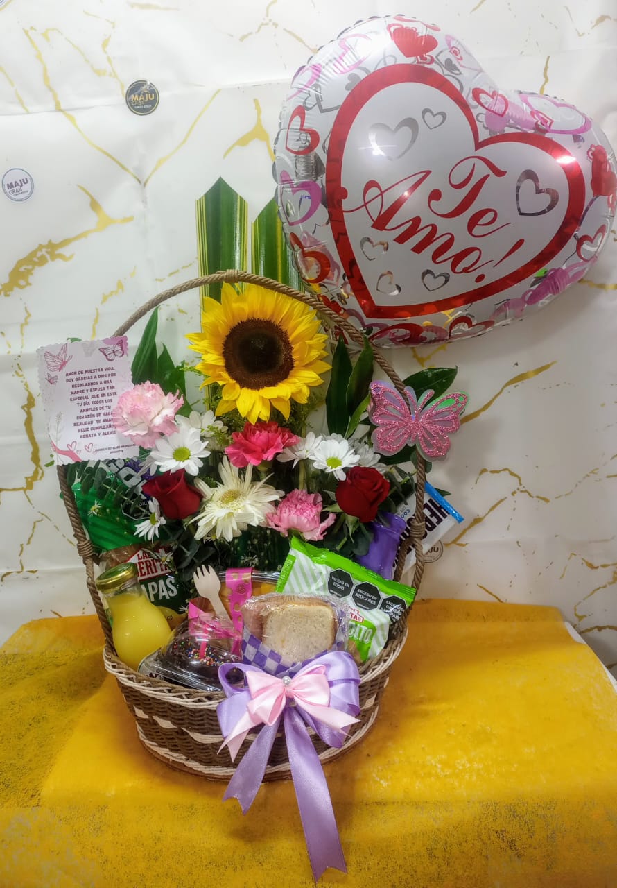 Canasta Romántica de Flores y Desayuno 'Te Amo'