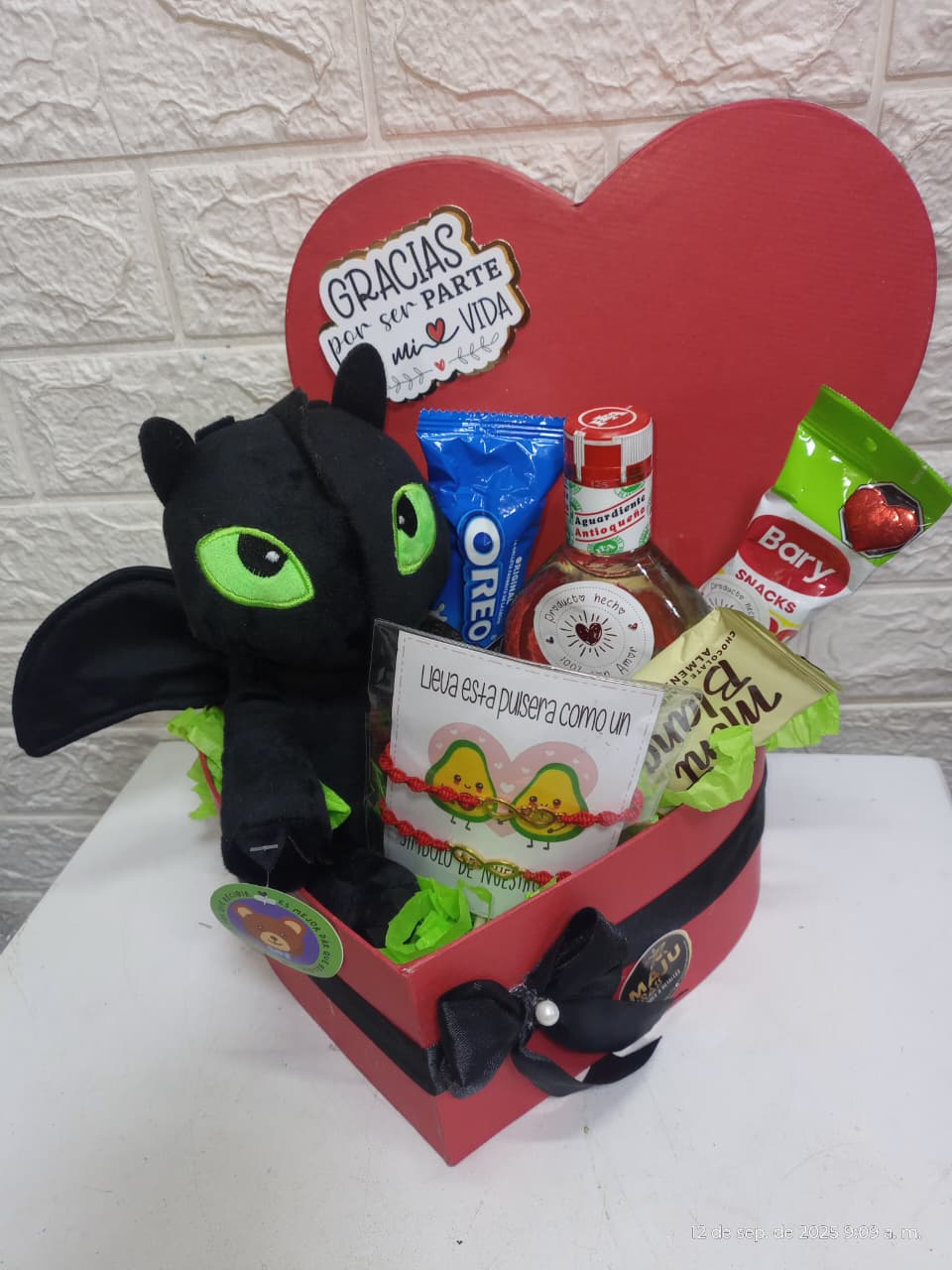 Caja de Regalo Corazón: Chimuelo, Aguardiente y Pulseras de Amor