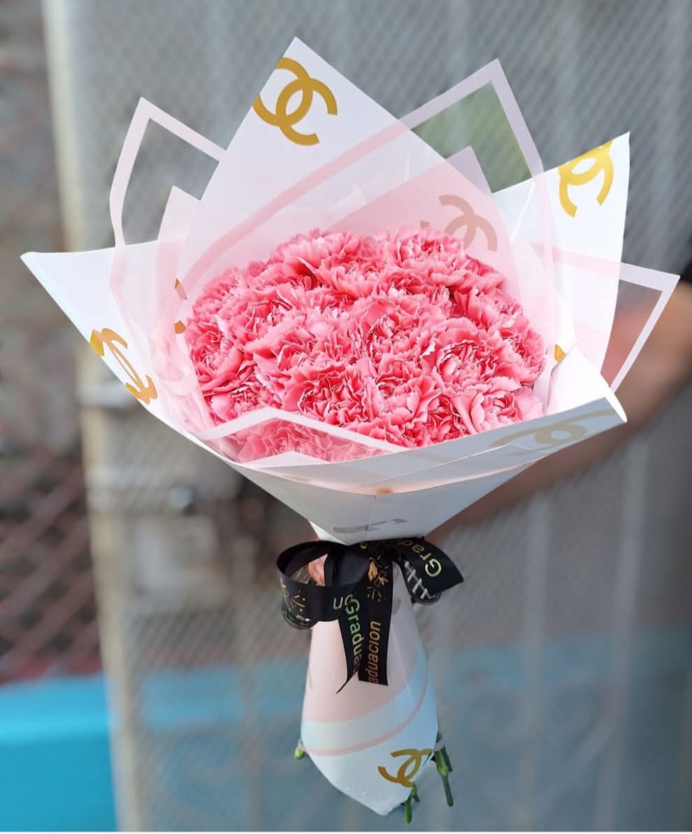 Ramo Elegante de Claveles Rosas para Graduación
