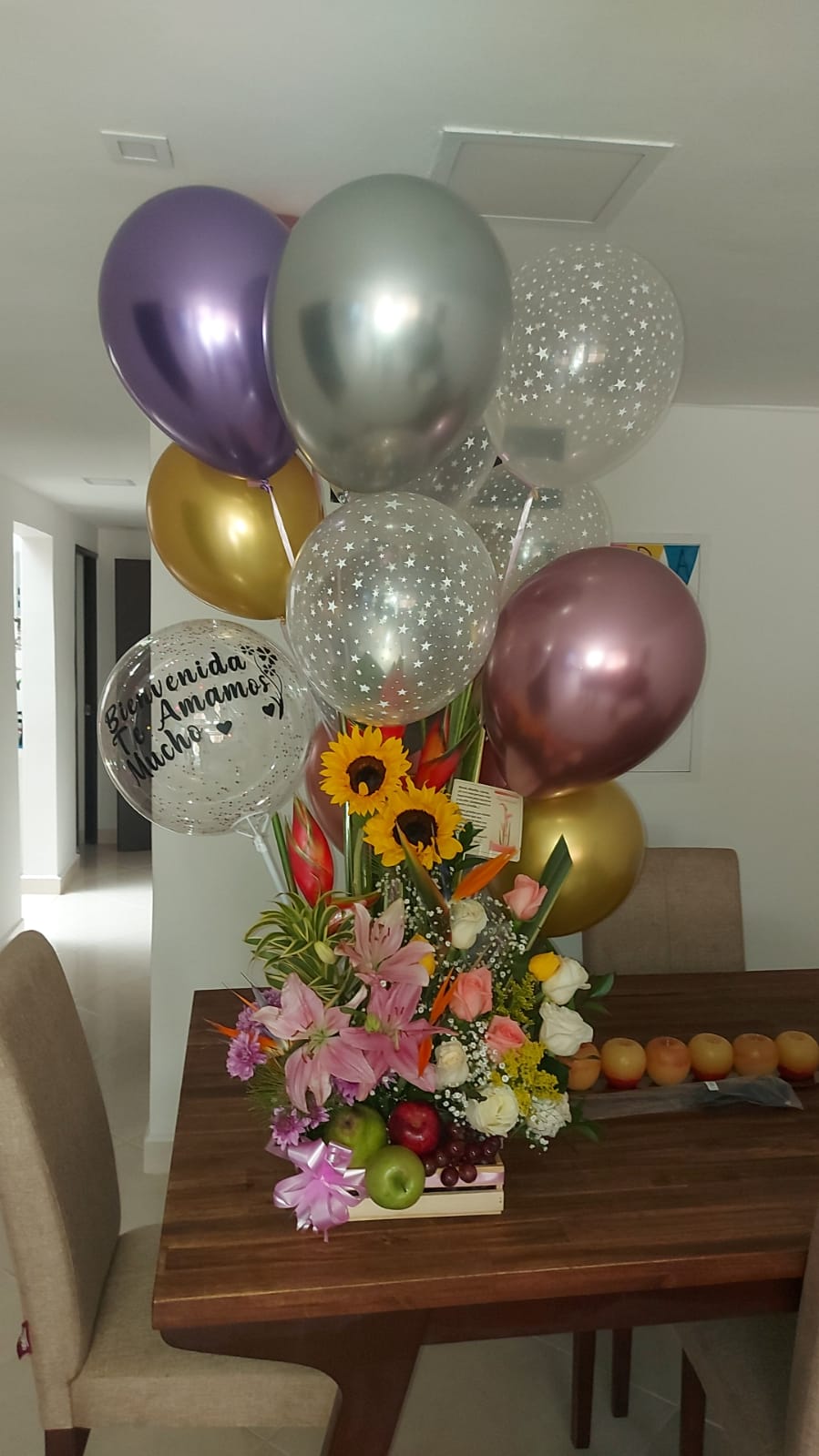 Arreglo Floral y Frutal con Globos de Bienvenida