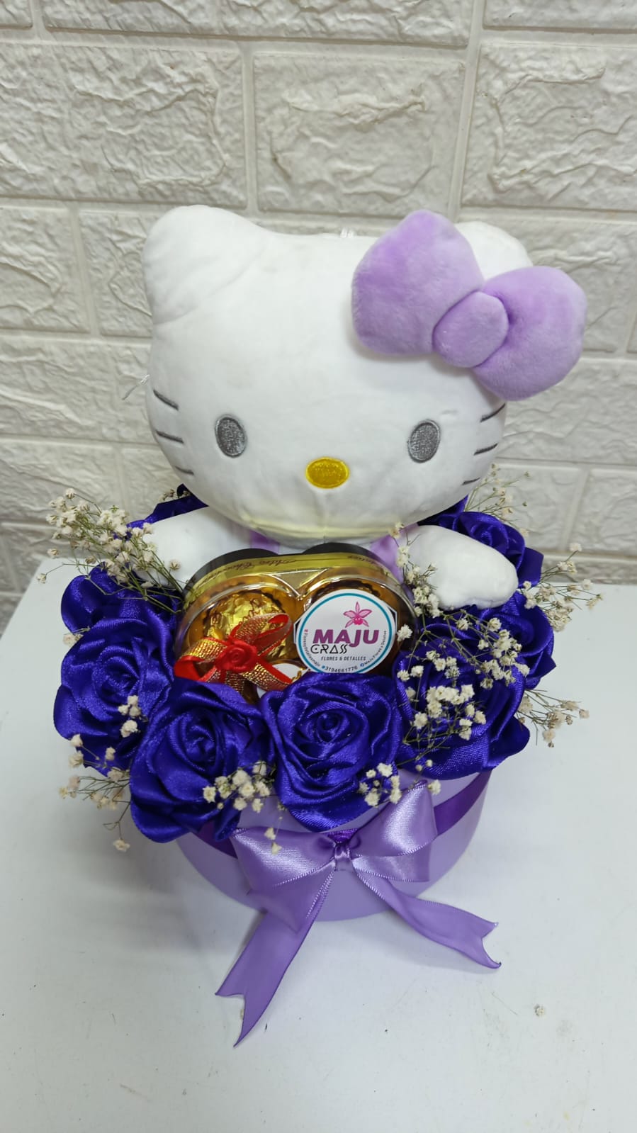Caja de Regalo Hello Kitty con Rosas Púrpura y Dulces