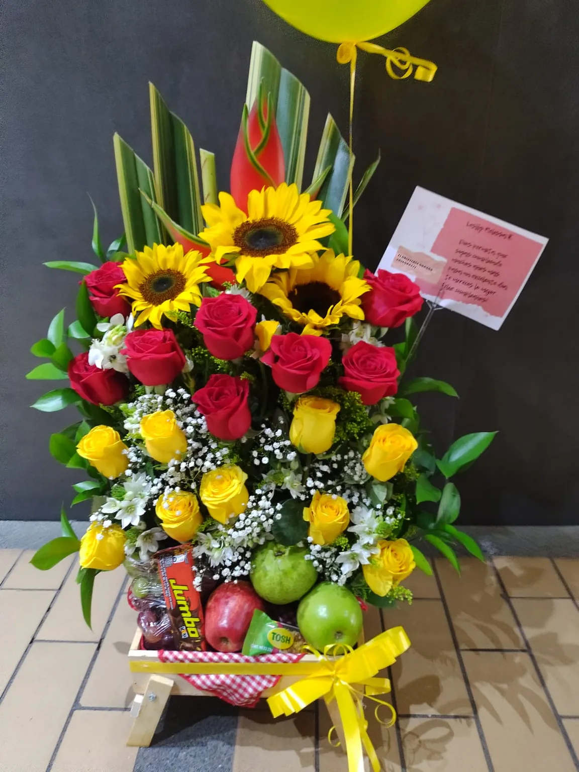 Arreglo Floral Girasoles y Rosas con Cesta Frutal y Dulces