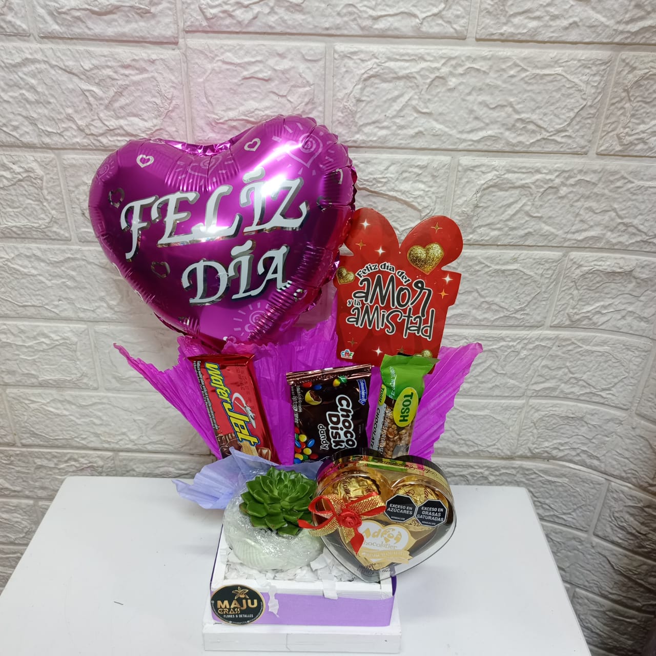 Caja de Regalo "Feliz Día" con Dulces y Suculenta