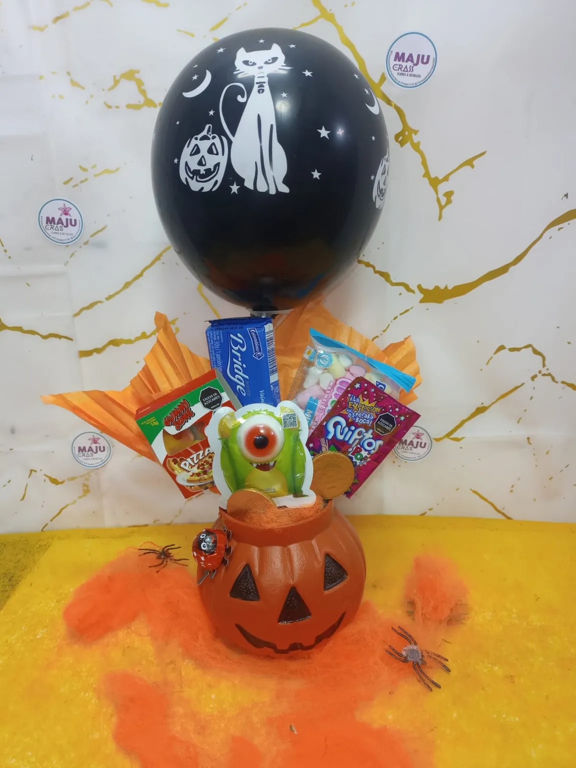 Arreglo de Dulces de Halloween con Calabaza y Globo