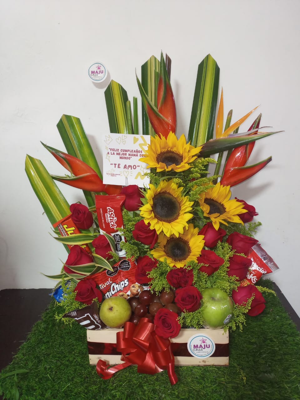 Cesta de Regalo "Amor de Mamá" con Girasoles y Delicias