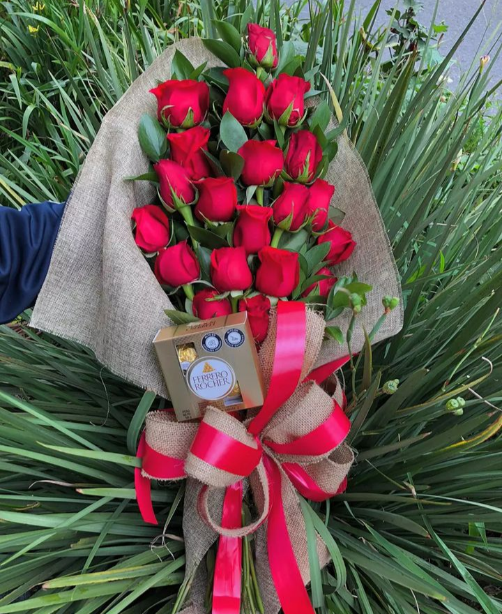 Ramillete de 24 Rosas Rojas un corazon