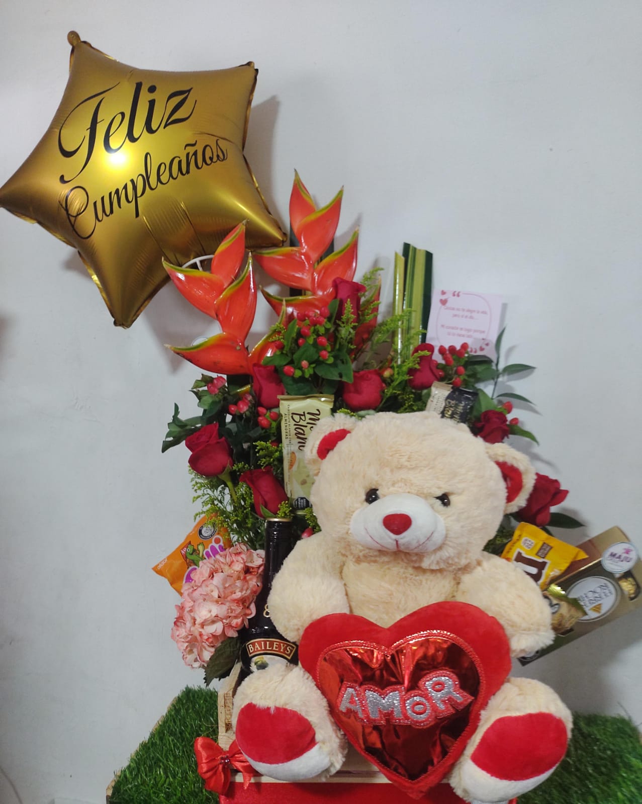 Cesta de Regalo Deluxe: Cumpleaños y Amor con Peluche, Flores y Baileys