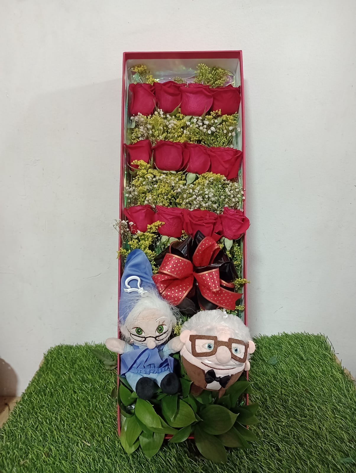 Caja de Rosas Eterno Amor con Carl y Ellie