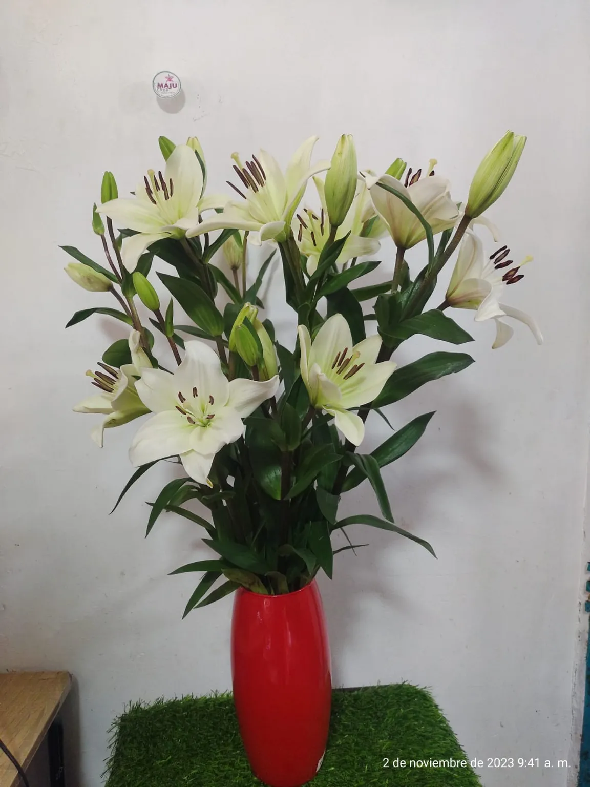 Jarrón de lirios blancos nuevos comienzos