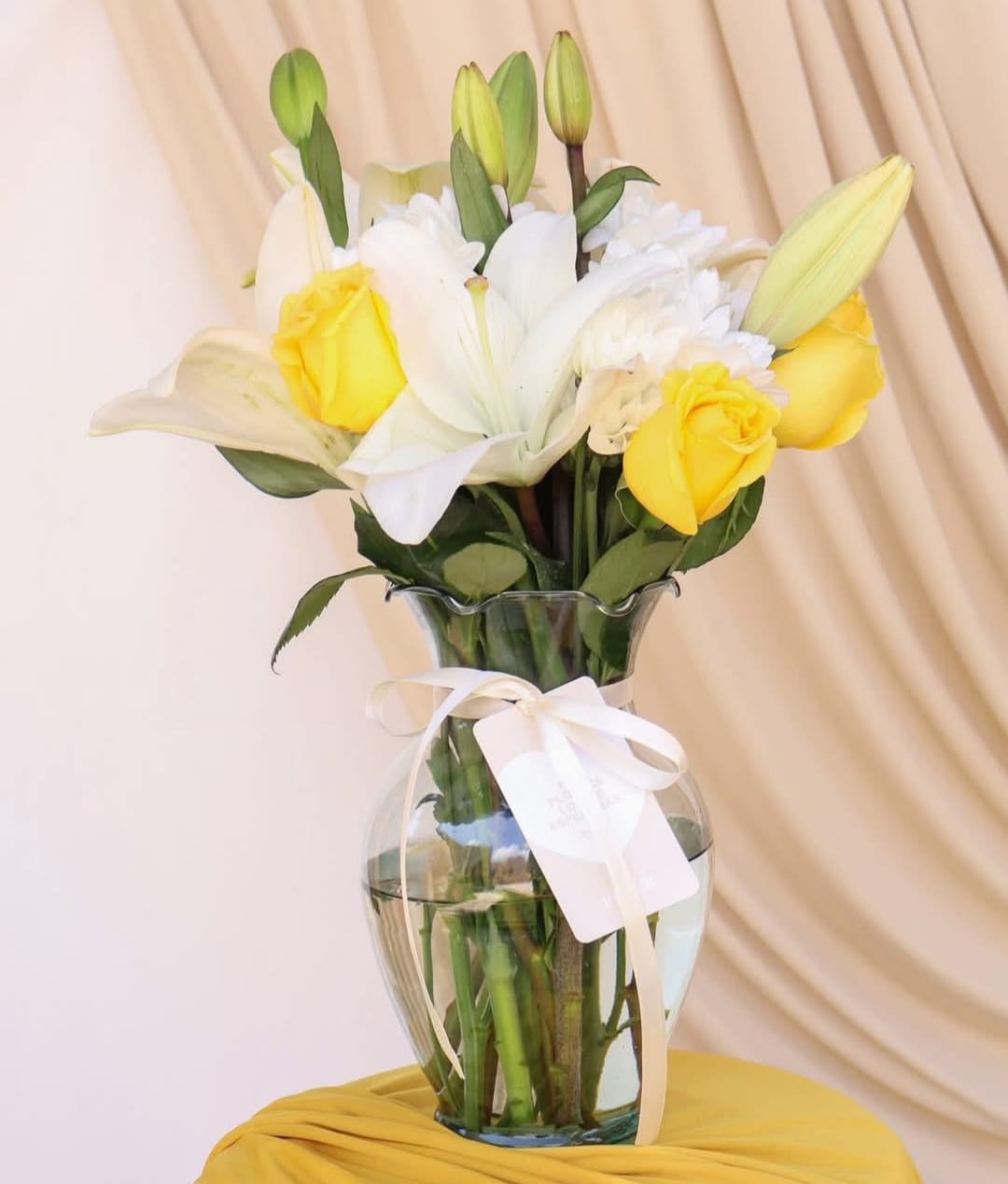  Jarron de Lirios y Rosas Amarillas