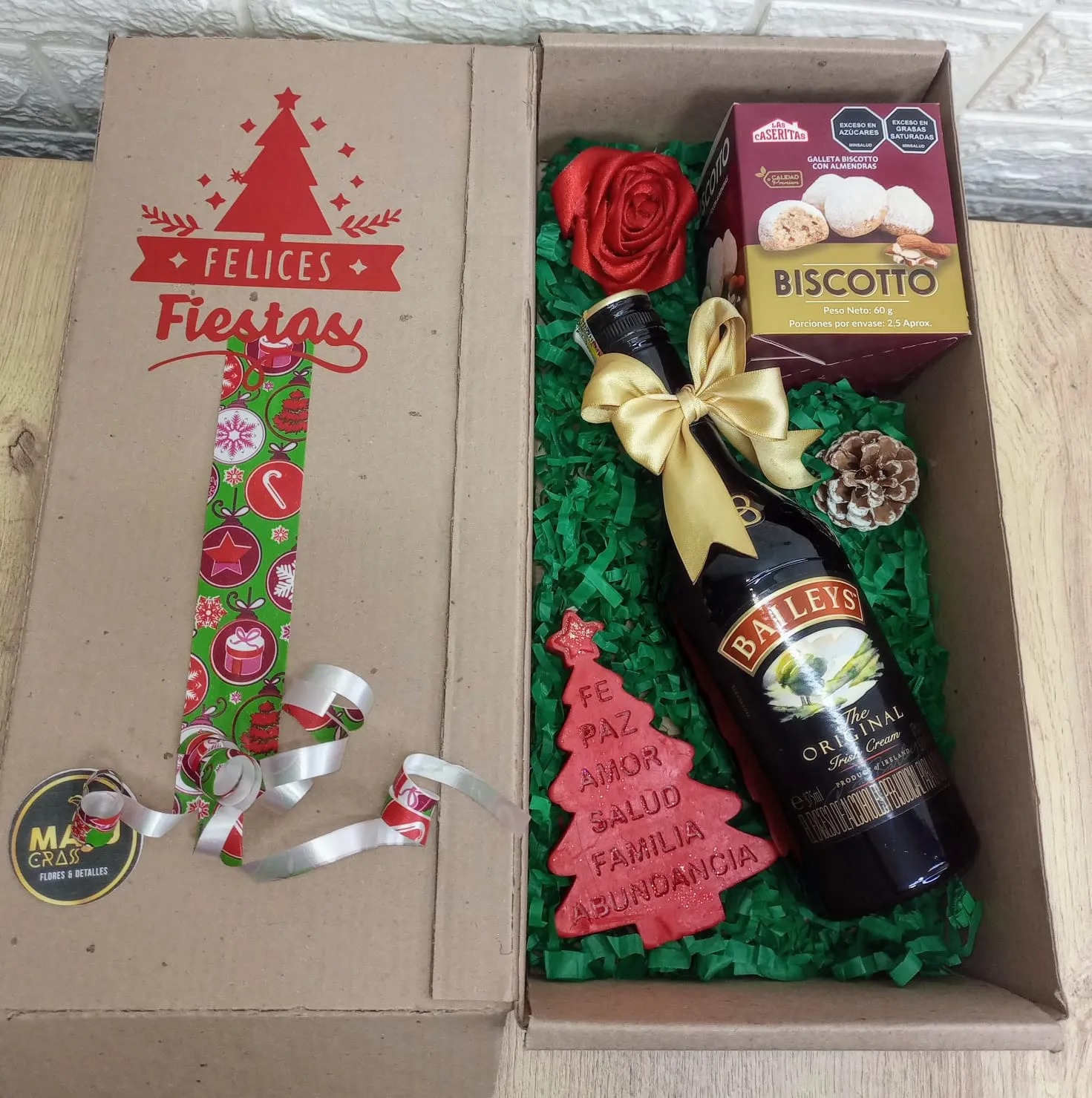 Canasta Navideña Felices Fiestas con Baileys y Galletas Biscotto
