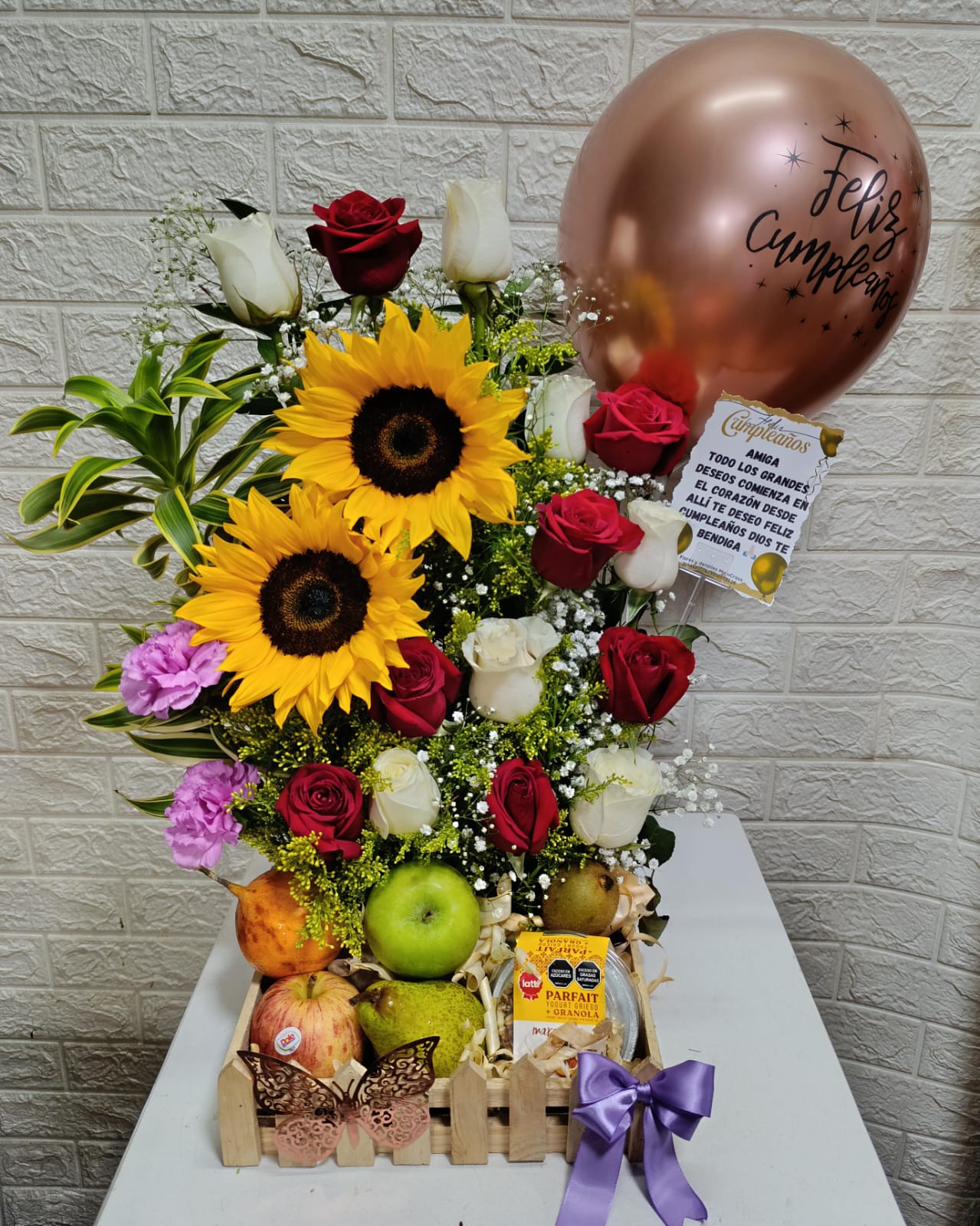 Arreglo Floral y Frutal "Feliz Cumpleaños" con Snacks y Globo