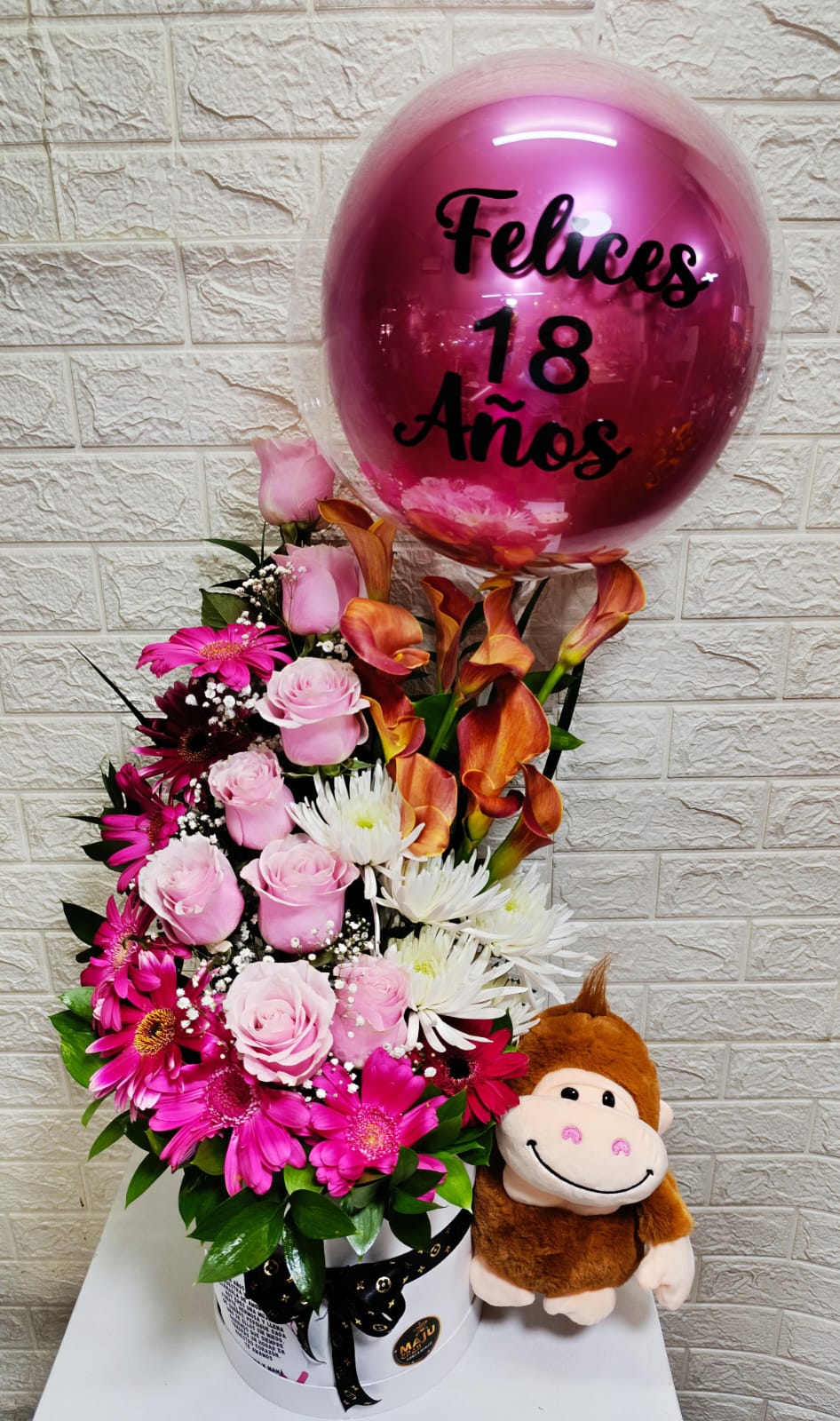 Arreglo Floral "Felices 18 Años" con Rosas y Peluche