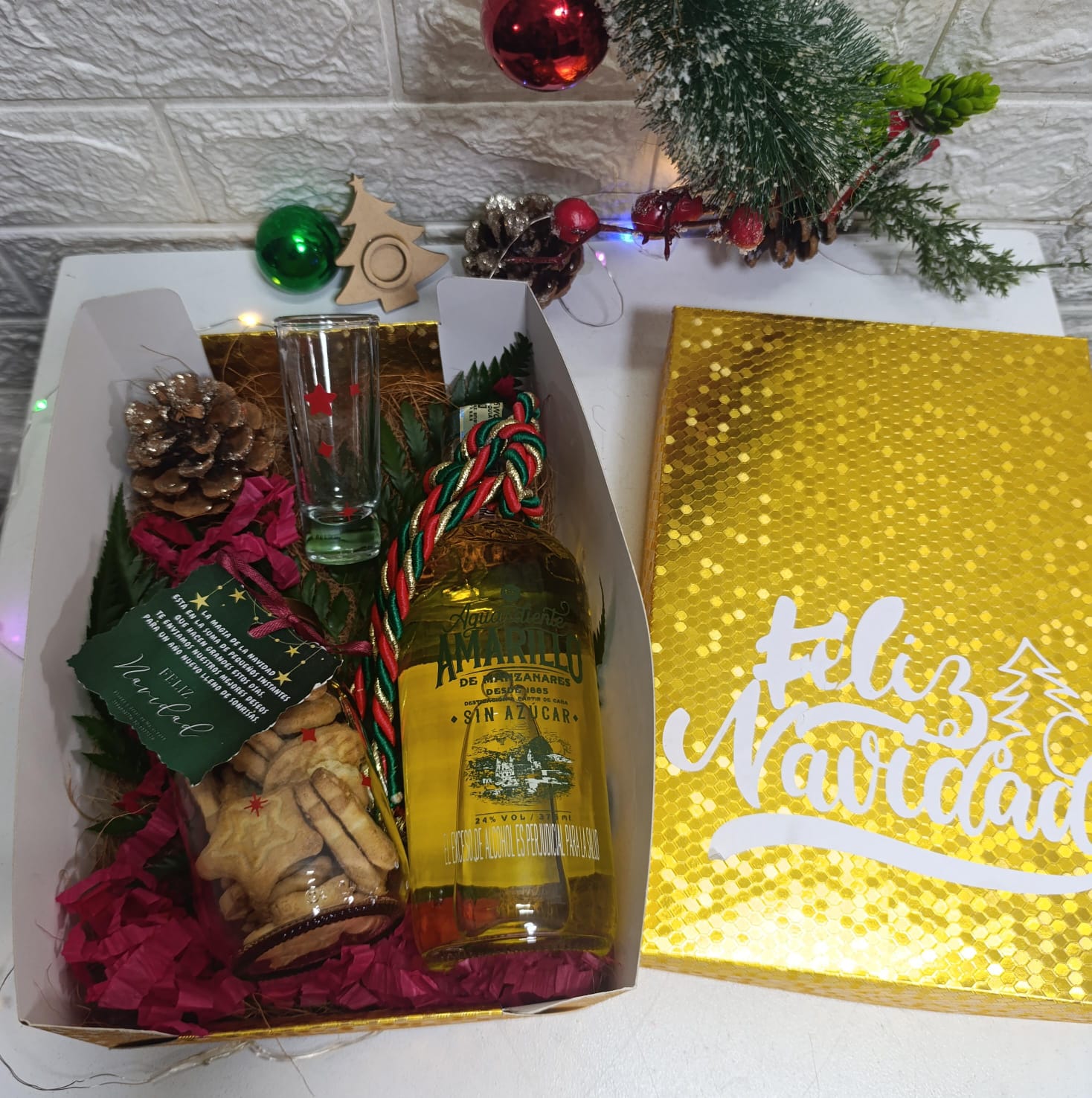 Caja navideña aguardiente