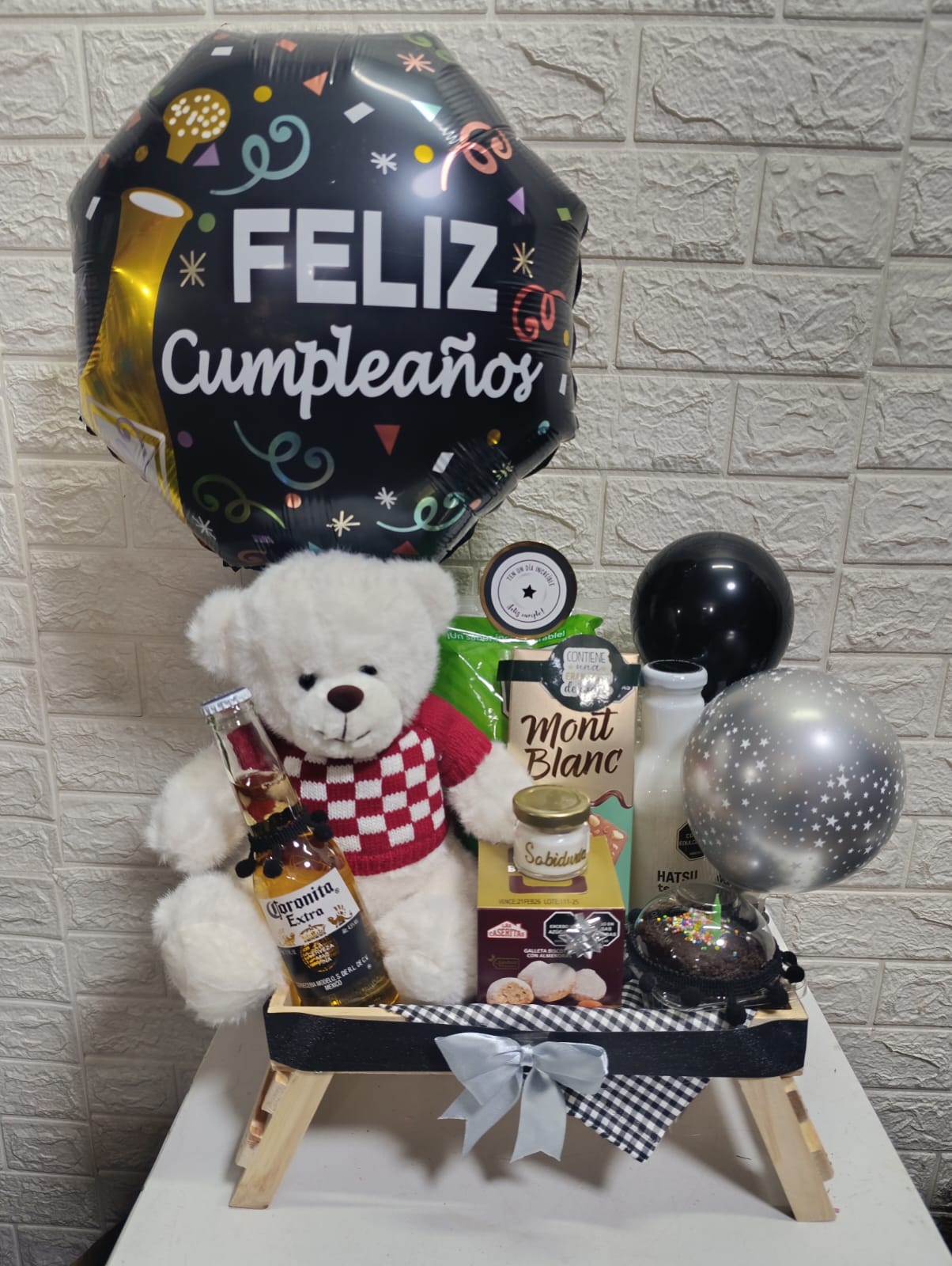 Caja de Cumpleaños Premium: Oso, Cerveza Corona y Dulces