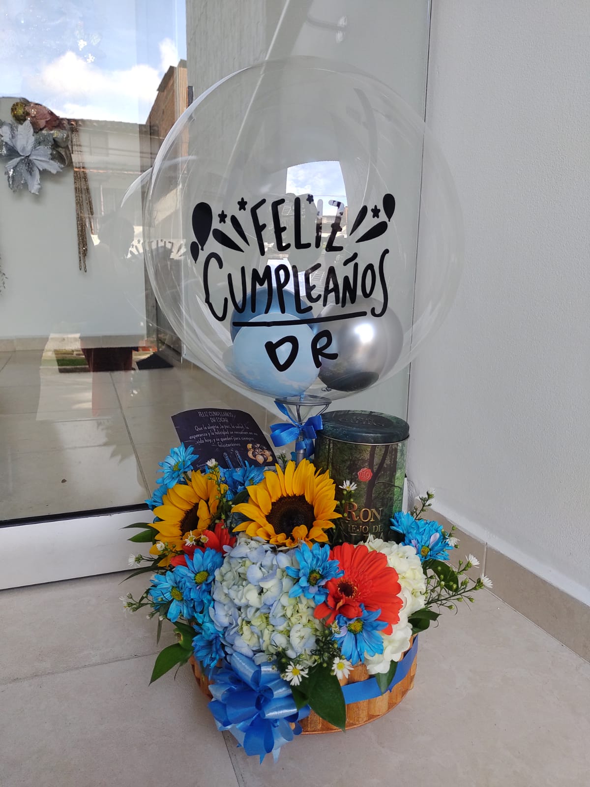Cesta de Cumpleaños para Doctor con Flores y Ron