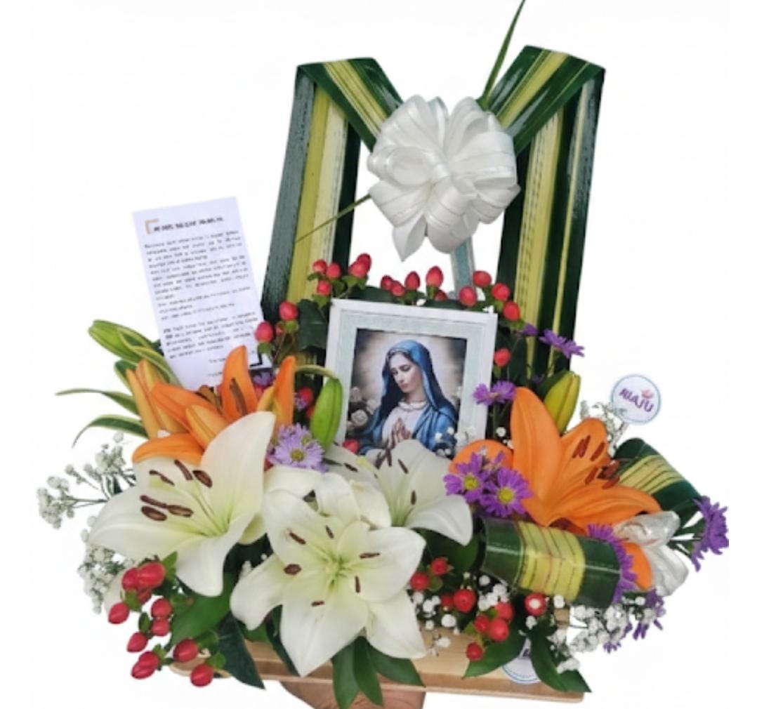 Arreglo Floral Devoción con Virgen y Liliums