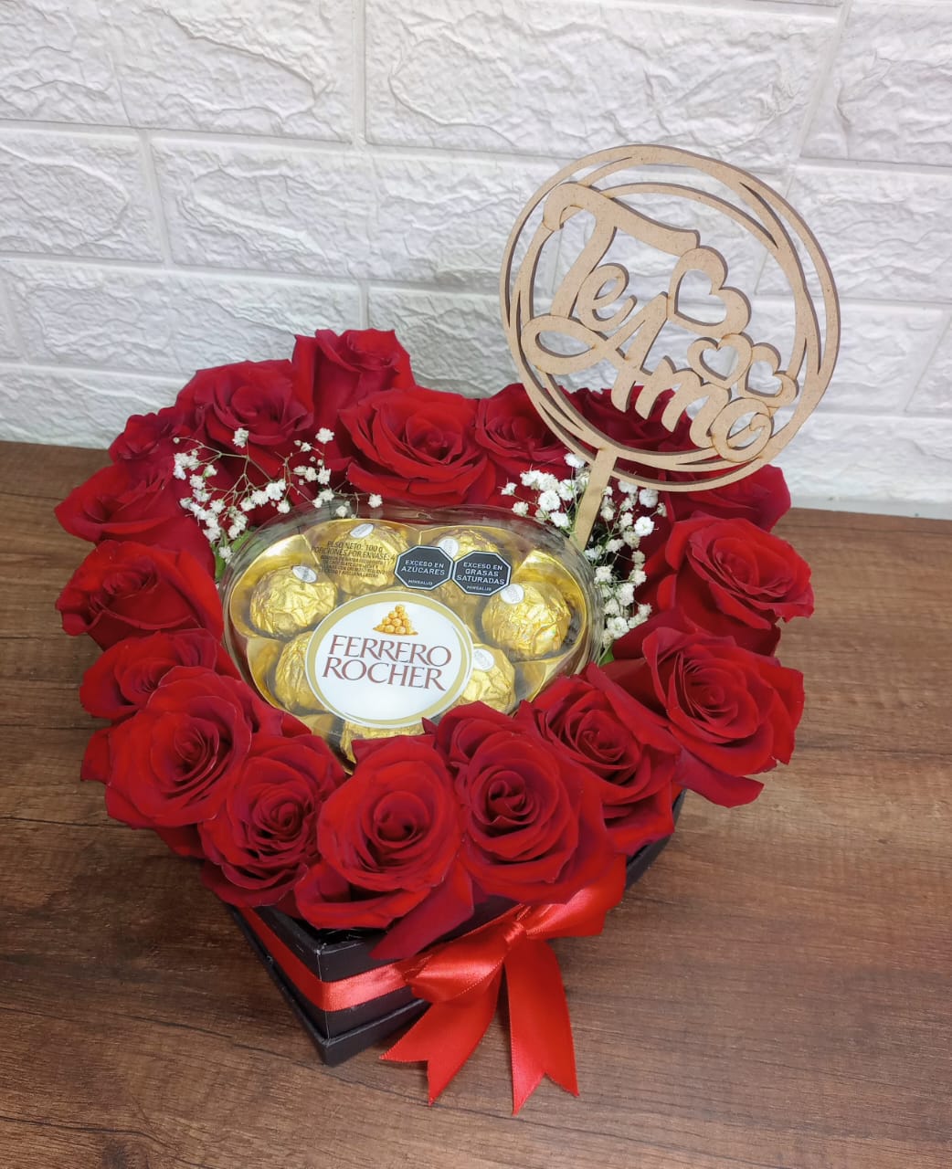 Arreglo Floral "Te Amo" con Rosas Rojas y Ferrero Rocher
