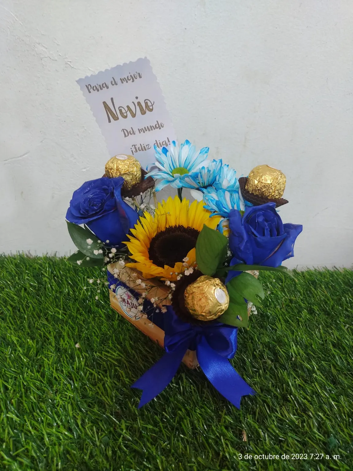 Arreglo Floral "Novio del Mundo" con Girasol, Rosas Azules y Ferrero Rocher