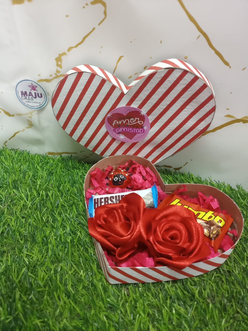 Caja Corazón Amor y Amistad con Dulces y Rosas