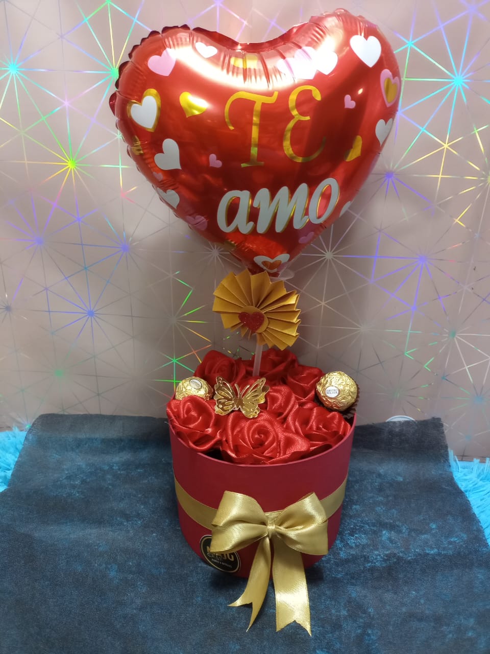 Caja de Regalo 'Te Amo' con Rosas y Chocolates