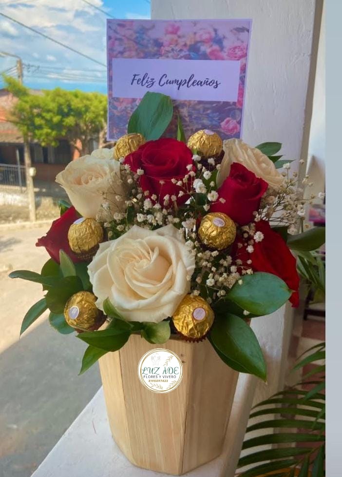 Arreglo Floral Rosas Rojas y Blancas con Chocolates Ferrero y Tarjeta Cumpleaños